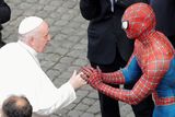 Papež František se po generální audienci ve Vatikánu vítá i s člověkem oblečeným v kostýmu superhrdiny Spidermana (červen 2021).