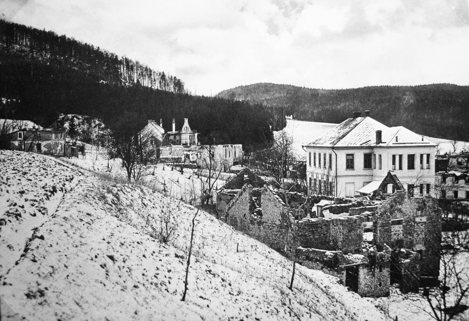 Jednorázové užití / Masakry a vypálené osady od nacistů v dubnu 1945