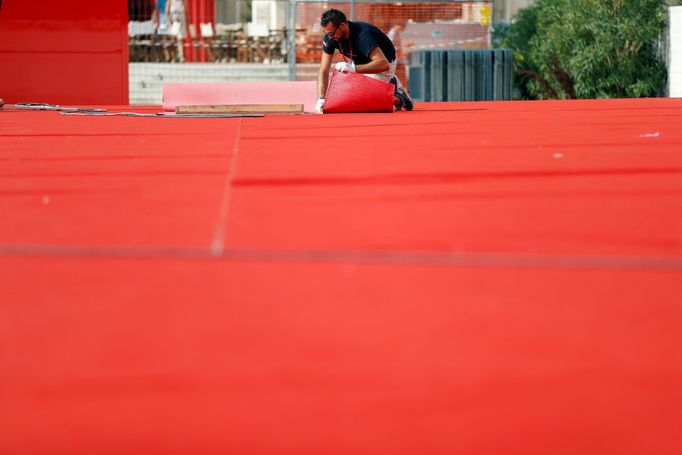 Červené koberce, které od včerejška pokládali pracovníci před Palazzo del Cinema, už jsou na svém místě.