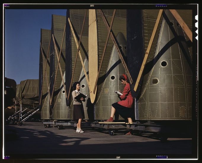 Dívky, které montovaly bombardéry. USA, 1942