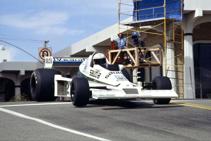 Alan Jones ve Williamsu se proplétá tratí v Long Beach, která byla v kalendáři F1 v letech 1976 až 1983.