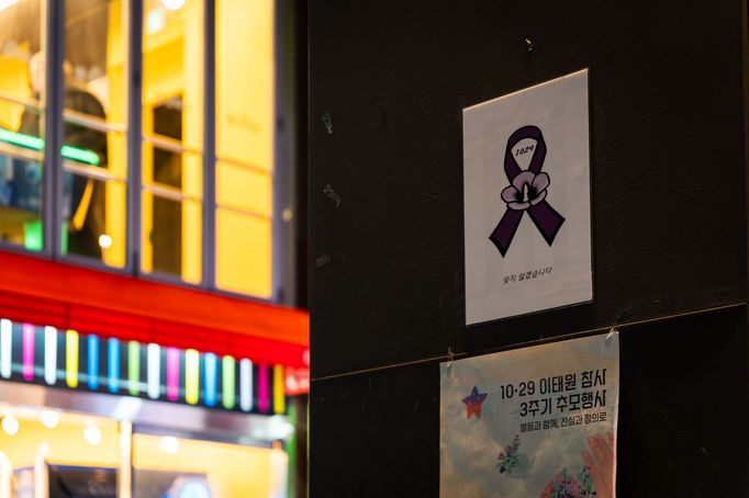 Jihokorejci si připomínají třetí výročí od tragédie, při níž 158 lidí přišlo o život v "halloweenské tlačenici" v Soulu. Redakce Aktuálně.cz navštívila místo incidentu.