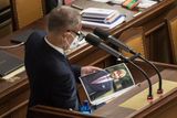 V přes hodinu dlouhém projevu ukázal i fotku jednoho ze svých ministrů zdravotnictví Adama Vojtěcha.