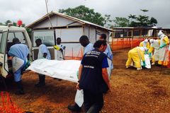 Liberijci uplácejí, aby si mohli nechávat těla obětí eboly