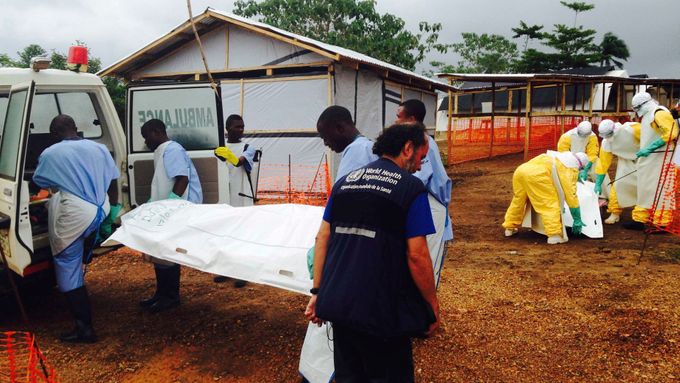 Libérijci uplácejí zdravotnické týmy, aby si mohli nechat těla obětí eboly.