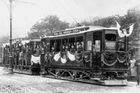 První tramvaje i ženy průvodčí. Staré fotky ukazují, jak se kdysi po Praze cestovalo