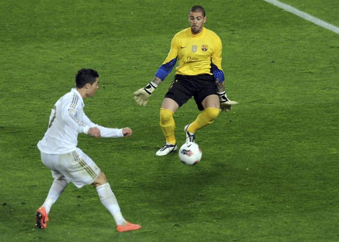 FC Barcelona - Real Madrid (Cristiano Ronaldo střílí gól do sítě Barcelony