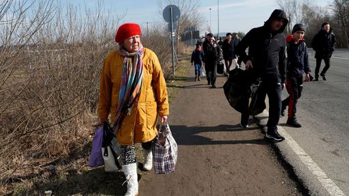 Ukrajinci prchají před násilím přes hranici s Maďarskem.