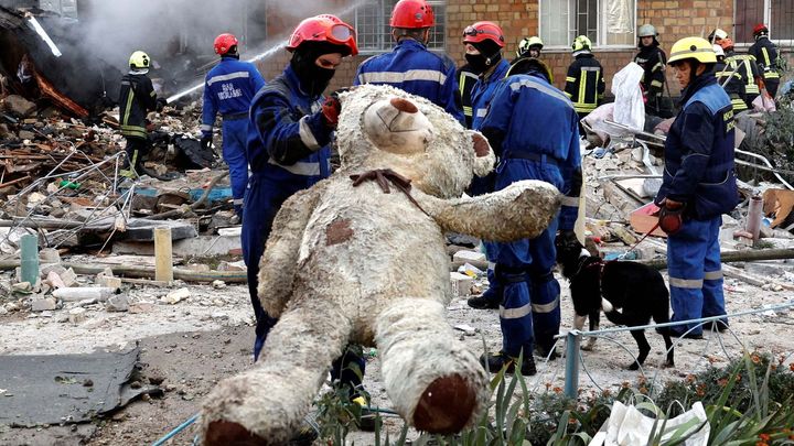 Rakety místo míru. V troskách Kyjeva po nočním útoku umíraly i děti; Zdroj foto: Reuters
