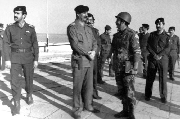 Někdejší irácký prezident Saddám Husajn (uprostřed) v Kuvajtu