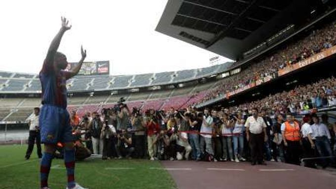 Thierry Henry se představuje barcelonským fanouškům.