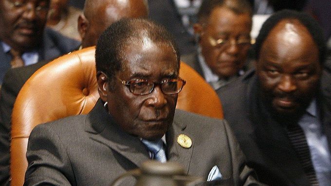 Mugabe na zasedání Africké unie v Egyptě. I přes výzvy některých státníků k jeho bojkotu "vyvázl" bez problémů.