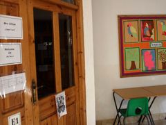 Snímek z interiéru školy Unity v centru Chártúmu. Na dveřích zavřené třídy je vidět jméno britské učitelky Gillian Gibbonsové