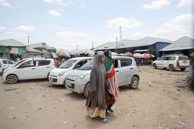 Snímek z Keňské republiky v Africe, která byla pořízena v oblasti města Dadaab v roce 2022, kde je i velký uprchlický tábor pro lidi, kteří byli postižení hladomorem.