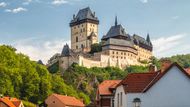 Na legendární hrad Karlštejn se loni přijelo podívat 223 tisíc návštěvníků. Založen byl v roce 1348 českým králem a římským císařem Karlem IV. Téměř 200 let zde byly uloženy české korunovační klenoty. Dnešní vzhled získal při poslední stavební úpravě  koncem 19. století.