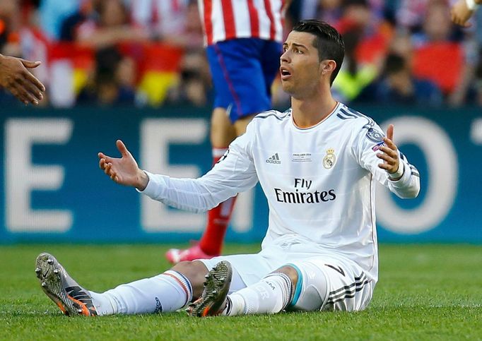 Real Madrid's Cristiano Ronaldo gestures to the referee during their Champions League final soccer match against Atletico Madrid at Luz stadium in Lisbon, May 24, 2014. R