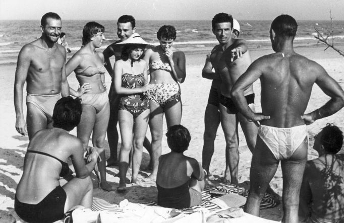 Letní pohoda na pláži v letovisku Mamaia. v Rumunsku. Rok 1958