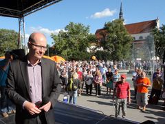 Pódium ČSSD dnes s novým předsedou.