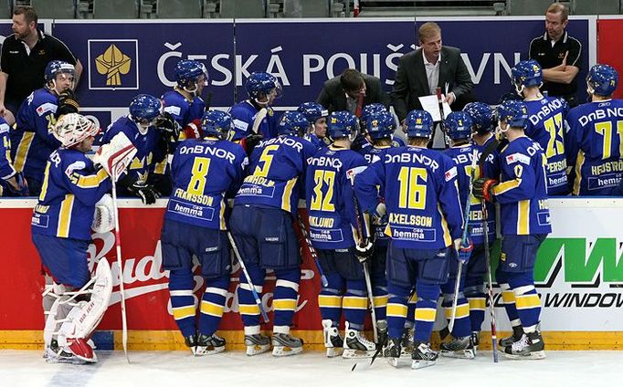 Švédský trenér Gustafsson si vzal s ohledem na výsledky svých hráčů v závěru utkání oddechový čas a odvolal i brankáře Johana Backlunda. Vítězství České republiky už ale nezabránili.