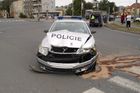 Policejní auto narazilo v Praze do tramvajové zastávky