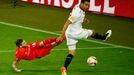 Liverpool - Sevilla, finále evropské ligy 2016 v Basileji. ALberto Moreno (Liv), Adil Rami (Sev)