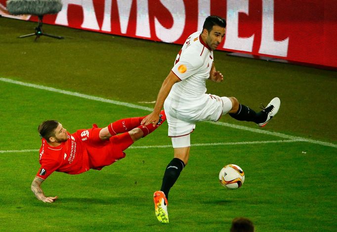 Liverpool - Sevilla, finále evropské ligy 2016 v Basileji. ALberto Moreno (Liv), Adil Rami (Sev)