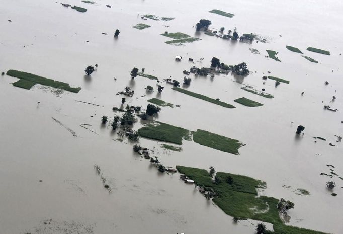 INDIA/ Description: An aerial view shows the flood-affected areas of the Sonitpur district in the northeastern Indian state of Assam July 1, 2012. Incessant heavy rains in northeast India have caused massive flooding and landslides, killing more than 60 people, local media reported on Sunday. Picture taken July 1, 2012. REUTERS/Stringer (INDIA - Tags: DISASTER ENVIRONMENT) Published: Čec. 2, 2012, 7:30 dop.