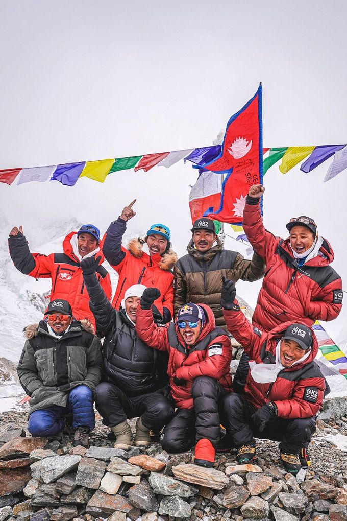 Nirmal Purja a jeho tým při obřadu Puja 5. ledna 2021 před historickým zimním výstupem na K2.