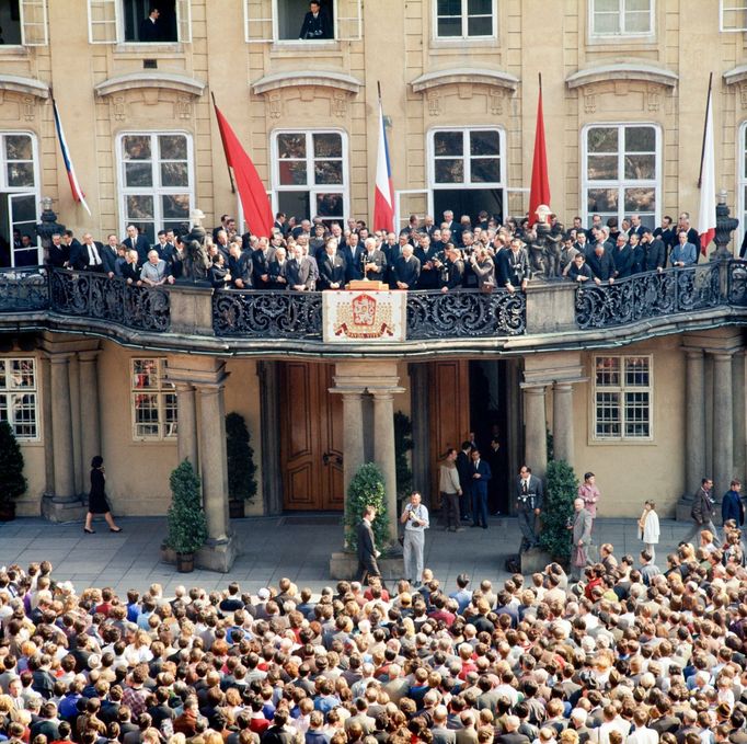 Prezident ČSSR Ludvík Svoboda hovoří z balkonu III. hradního nádvoří Pražského Hradu k Pražanům krátce po svém zvolení do úřadu. 30. 3. 1968