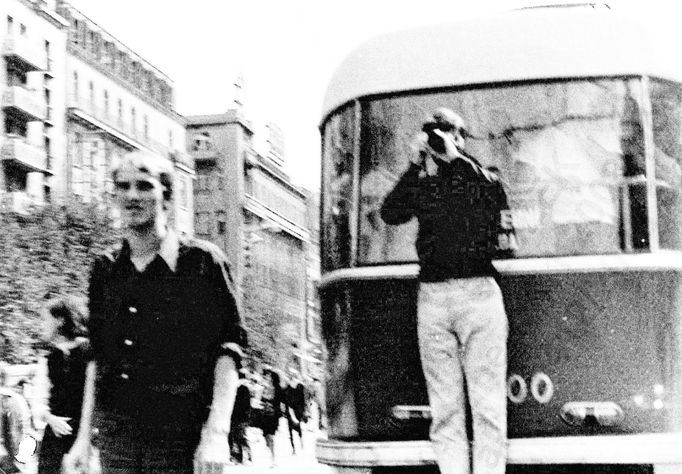 Fotoreprodukce dobového policejního vyšetřovacího spisu k srpnovým událostem v roce 1969.