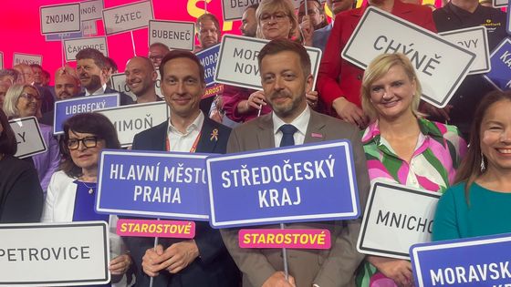 Karel Dvořák jako jednička kandidátky v Praze při společném focení na sněmu STAN vedle předsedy hnutí a lídra Středočeského kraje Víta Rakušana.