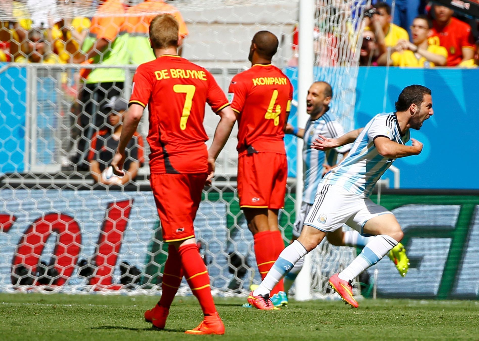 MS 2014, Argentina-Belgie: Gonzalo Higuain - Kevin De Bruyne (7) a Vincent Kompany