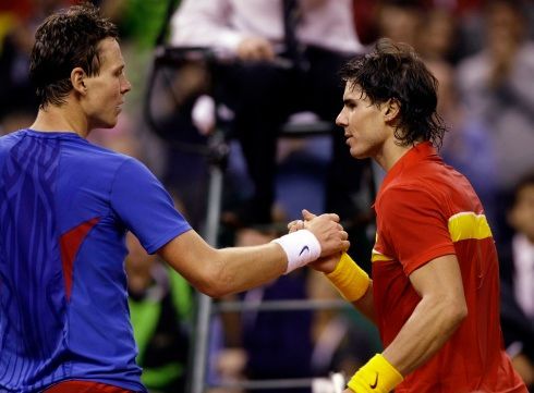 Berdych gratuluje Nadalovi k vítězství