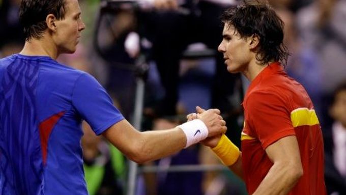 Tomáš Berdych gratuluje Nadalovi k vítězství