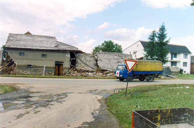 Archivní snímek z povodní v roce 1997, které postihly třetinu země, nejvíce Moravu a východní Čechy.