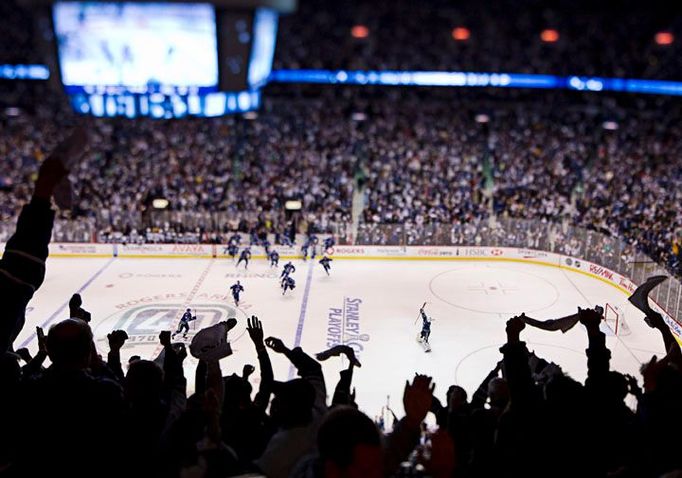 Snímek z hokejového Stanley cupu, který byl pořízen tilt-shift objektivem.