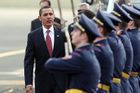 Kordon z vojáků Hradní stráže vítá prezidenta USA Baracka Obamu na letišti v Ruzyni.