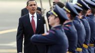 Kordon z vojáků Hradní stráže vítá prezidenta USA Baracka Obamu na letišti v Ruzyni.