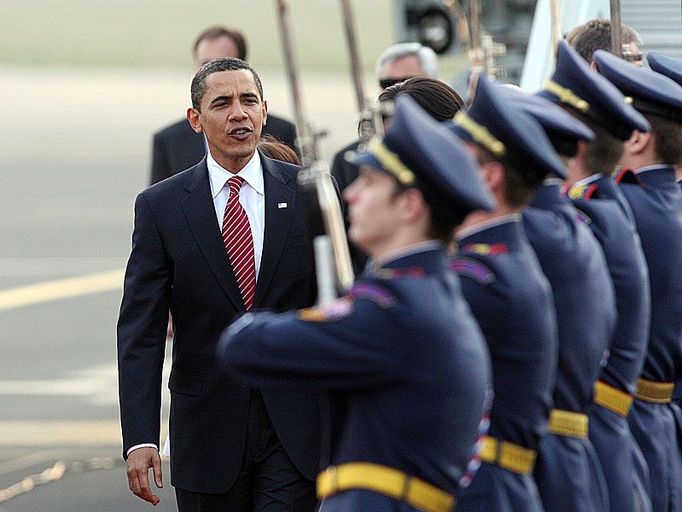 Kordon z vojáků Hradní stráže vítá prezidenta USA Baracka Obamu na letišti v Ruzyni.