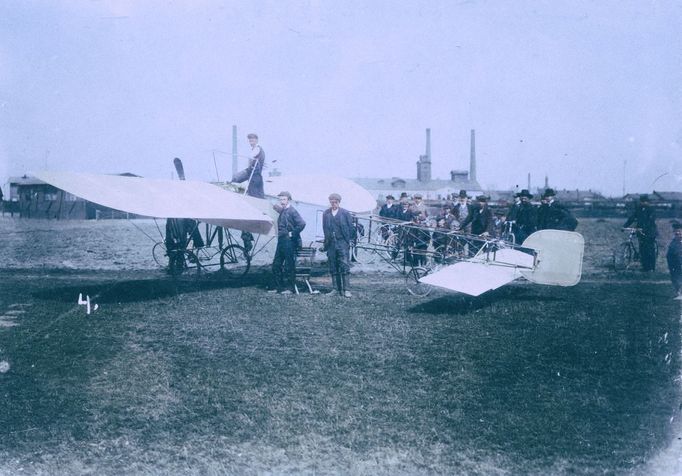 Na snímku: Kašparovo letadlo JK systém Blérior v Pardubicích. Fotografie byla pořízena pravděpodobně v září roku 1911.