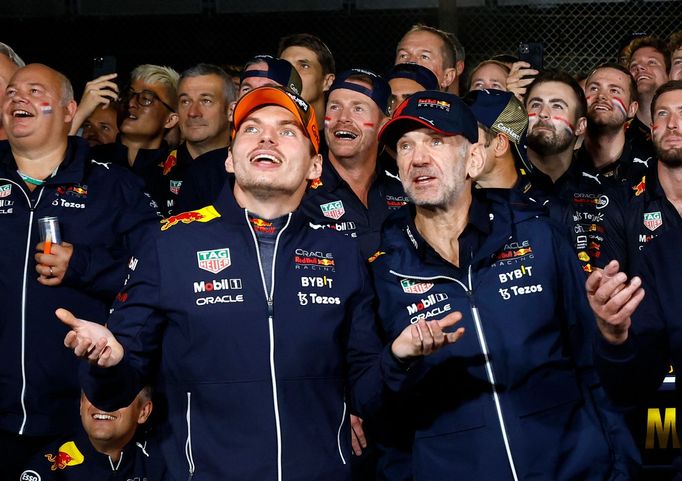 Max Verstappen a Adrian Newey
