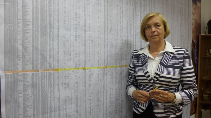 Advokátka Jarmila Veselá před obřími plachtami s daty o tisícovkách insolvencích, které dala dohromady se svým týmem.
