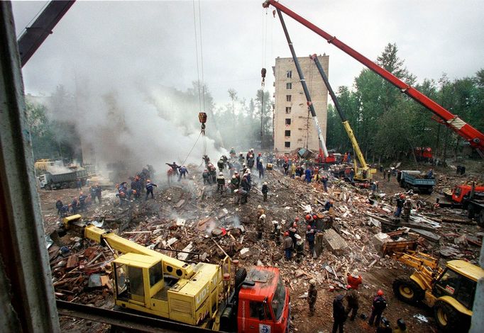 Záchranáři zasahují 13. září 1999 u zničeného bytového domu v Moskvě po bombovém útoku, který zabil 119 lidí a vedl k zahájení druhé čečenské války.