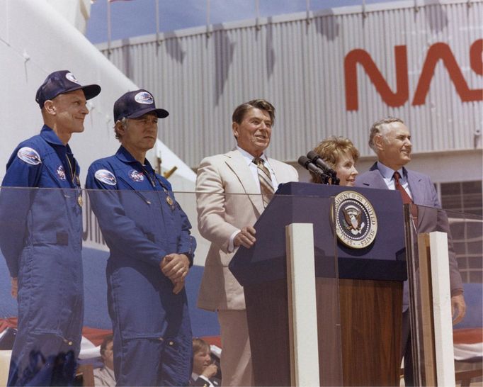 Červenec 1982. Americký prezident Ronald Reagan hovoří k davu více než 45 000 lidí, kteří se shromáždili přivítat posádku raketoplánu Columbia (STS-4). Po pravé ruce prezidenta je jeho manželka Nancy a správce NASA James Beggs. Po levé ruce členové mise STS-4 Thomas Mattingly a Henry W. Hartsfield.