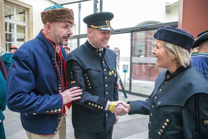 Výstava krojů v poslanecké sněmovně, na kterou dorazili někteří poslanci a poslankyně v krojích