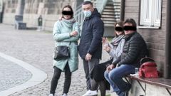 Koronavirus - lidé bez roušek na ulici Prahy, porušení, nouzový stav