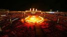 Celkový pohled na zahajovací ceremoniál zimní olympiády v Turíně.