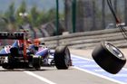 VIDEO Webberovi ulétlo kolo v boxech F1, trefilo kameramana