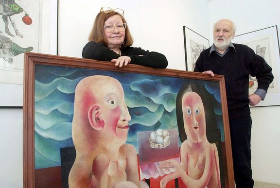 Eva Švankmajerová a Jan Švankmajer v roce 2004 s jejím obrazem Opice Alki z roku 1966. Malba je nyní k vidění v Kutné Hoře.