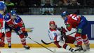 Hokejisté Lva Praha Jiří Novotný (vlevo) a Jiří Sekáč v souboji s Dmitrijem Kugryševem v utkání KHL proti CSKA Moskva.